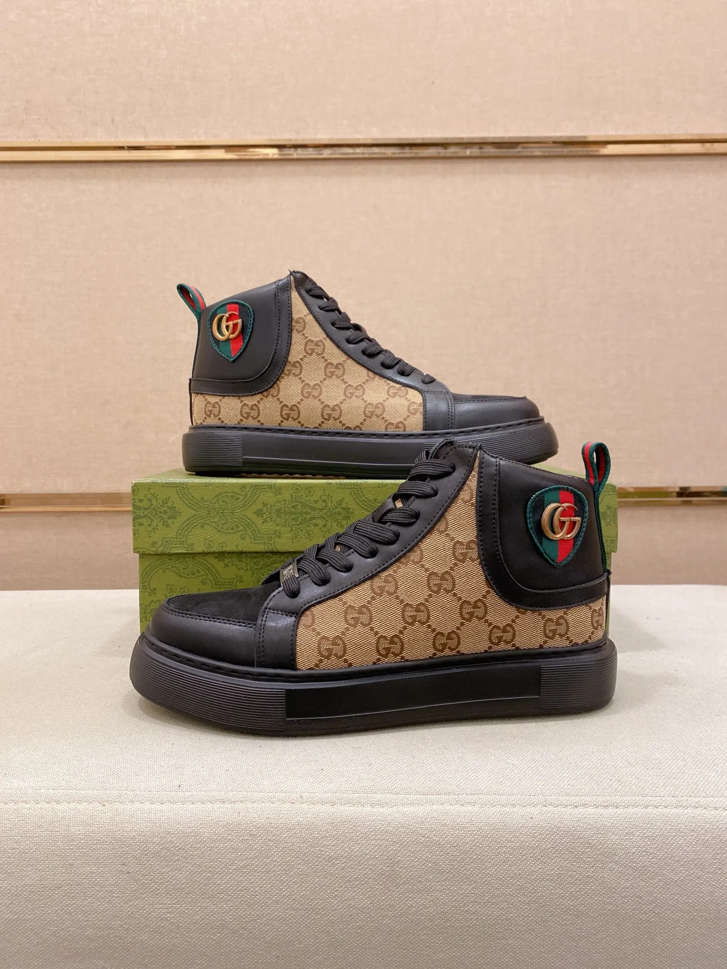 Factory price: 442💰 (GUCCI) The latest model from the official website🎁🎁Casual and fashionable men's shoes👟, hot style💥The style is simple and elegant, exclusive for trendy men. Unique official website's latest brand elements👑original Gucci decoration, fashionable and generous, the fabric is original cowhide ✅sheepskin lining, the official website specifies wear-resistant casual outsole, the classic model is taken in kind at the counter🎬38-44 (can be customized for 45 non-refundable)